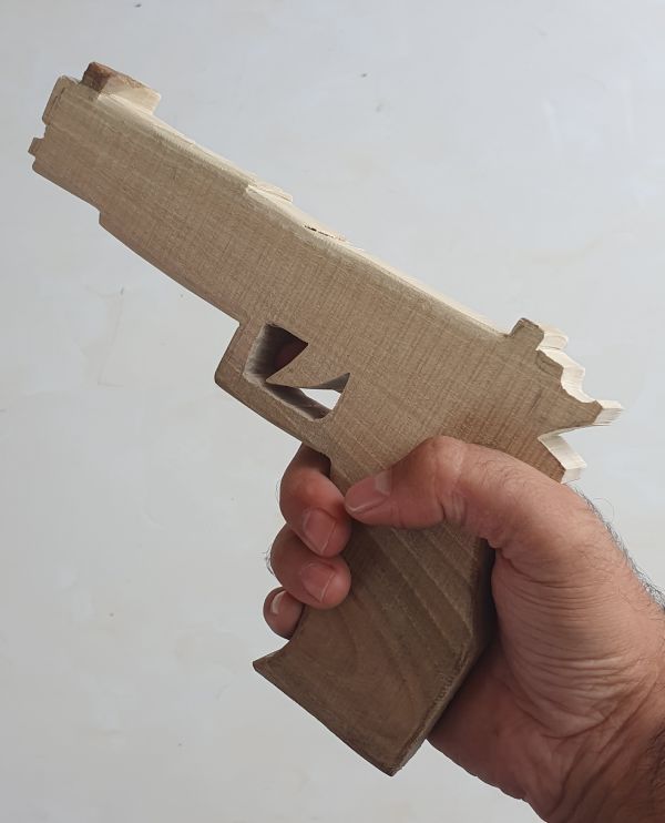 https://img.aftab.cc/news/1404/wooden_gun.jpg